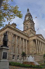Fototapeta na wymiar Jesienne zdjęcie Bolton Town Hall w Anglii