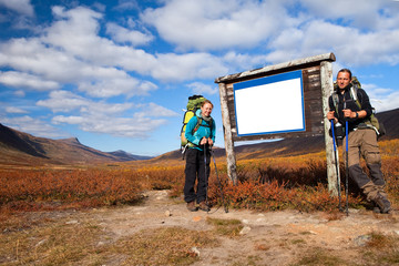 Wanderer in lappland vor leerem Schild