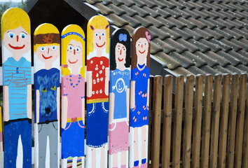 Lattenzaun Holz und bunte Kinder