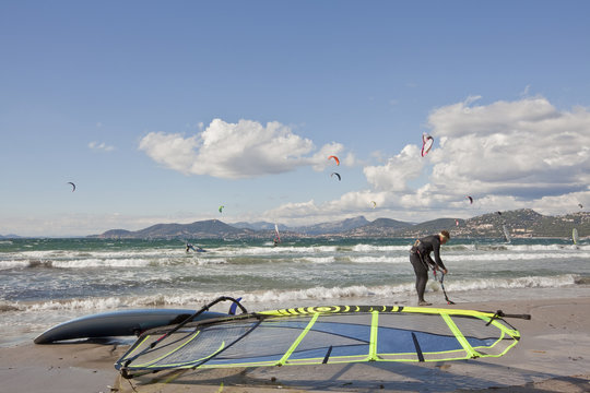 Kitesurfeurs et planchistes jour de vent fort