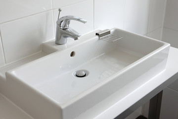 évier blanc rectangulaire