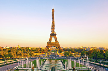 Uitzicht op de Eiffeltoren bij zonsondergang in Parijs, Frankrijk