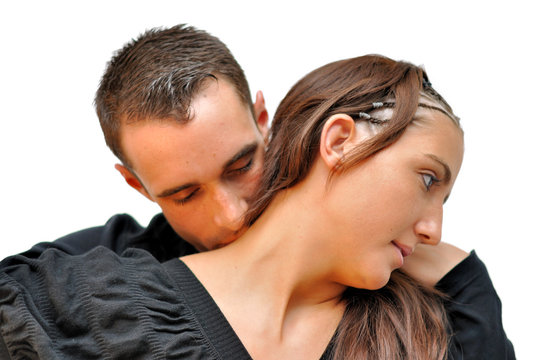 Homme qui embrasse une femme dans le cou
