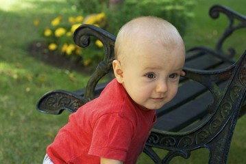 bébé dans le jardin