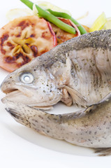 Forelle mit Apfel und Gemüse