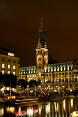 Fototapeta na wymiar Rathaus Hamburg bei Nacht