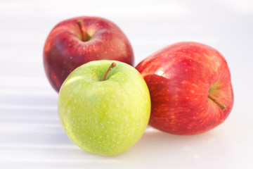 Fototapeta na wymiar apples isolated on white