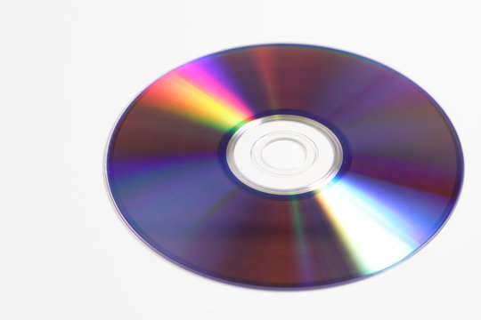 CD, DVD vor wei&szlig;em Hintergrund freigestellt