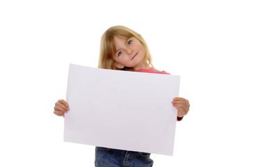 Fototapeta premium Kleines Mädchen hält ein weißes Blatt Papier