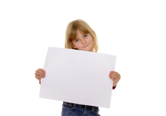 Fototapeta premium Kleines Mädchen hält ein weißes Blatt Papier