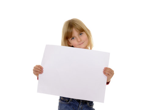 Kleines Mädchen hält ein weißes Blatt Papier