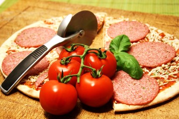 Salamipizza mit Tomaten