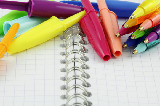 stylos &agrave; bille sur carnet &agrave; spirale