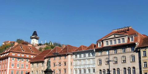 Fototapeta na wymiar Średniowieczna architektura w głównym placu w Graz