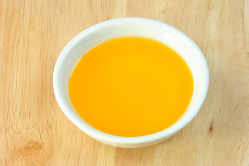 Mexikanisches Paprikaöl in einer Schale