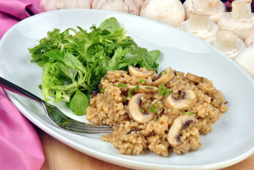 Risotto Reis mit Champignons und Salat