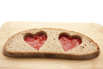 Brot mit Herz aus Ketchup