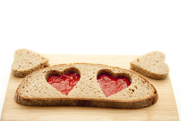 Brot mit Herz aus Ketchup