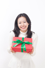 プレゼントを差し出す女性