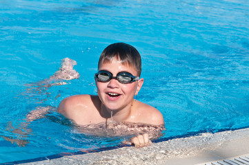 Fototapeta na wymiar teenager swims in pool