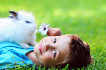 Kind mit Hase