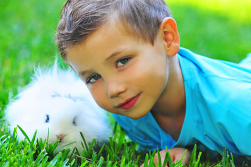 Kind mit Hase © Natallia Vintsik