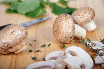 geschnittene Champignons auf Holz