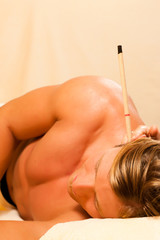 Mann bei Wellness und Ohrenkerze