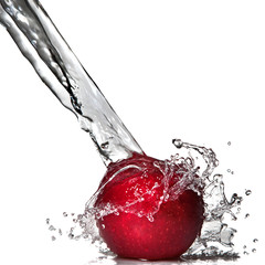 Roter Apfel und Spritzwasser isoliert auf weiß