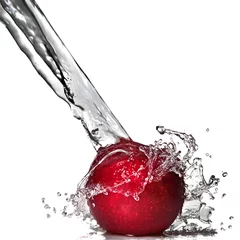 Poster Im Rahmen Roter Apfel und Spritzwasser isoliert auf weiß © artjazz