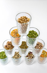piramide di legumi in bicchiere