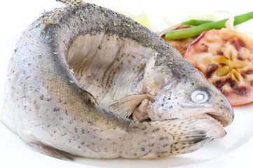 Forelle mit Apfel und Gemüse