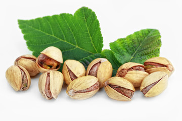 Фисташки на белом фоне