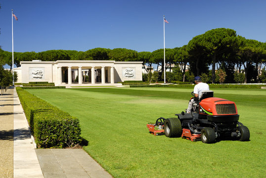 Uomo che falcia l'erba