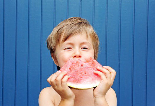 Kind mit Wassermelone