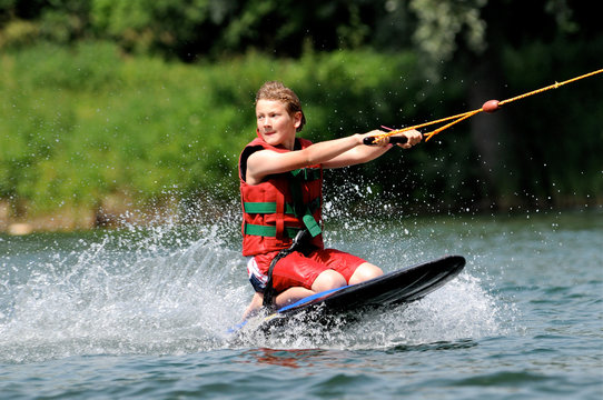 Kneeboarden, Wakeboarden am Wasserskilift
