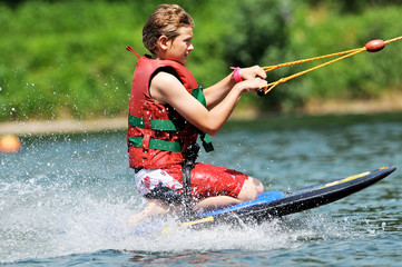 Kneeboarden am Wasserskilift