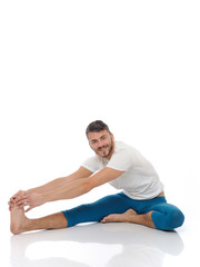Fototapeta na wymiar Przystojny aktywnym człowiekiem robi fitness jogi. samodzielnie na białym tle