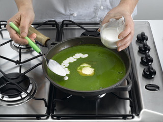 action de verser la crème sur le bouillon de légumes