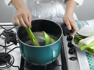 faire bouillir les feuilles de poireaux