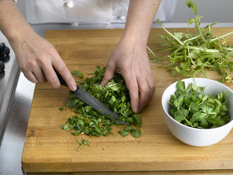 action de couper finement la salade de cresson