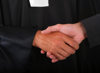 Poignet de main entre un homme de loi et une personne