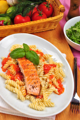 gegrilltes Lachsfilet auf Tomaten Pasta