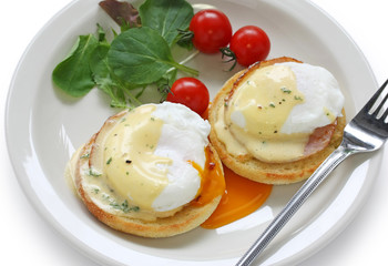 Eggs Benedict , Poached egg on toasted English muffin