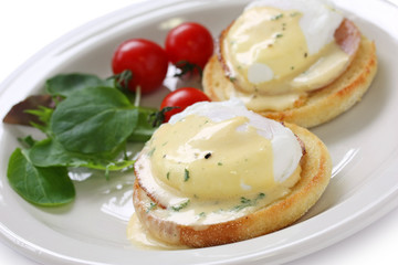 Eggs Benedict , Poached egg on toasted English muffin