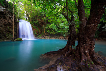 Fototapeta na wymiar Erawan wodospad w Kanchanaburi, Tajlandia