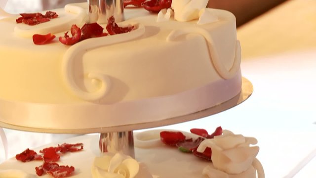 Hochzeitstorte mit Rosen