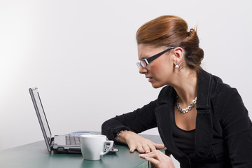 Mujer de negocios con portátil malas noticias