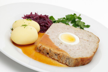 Hackbraten,Salzkartoffeln,Rotkohl