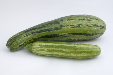 Zwei Zucchini